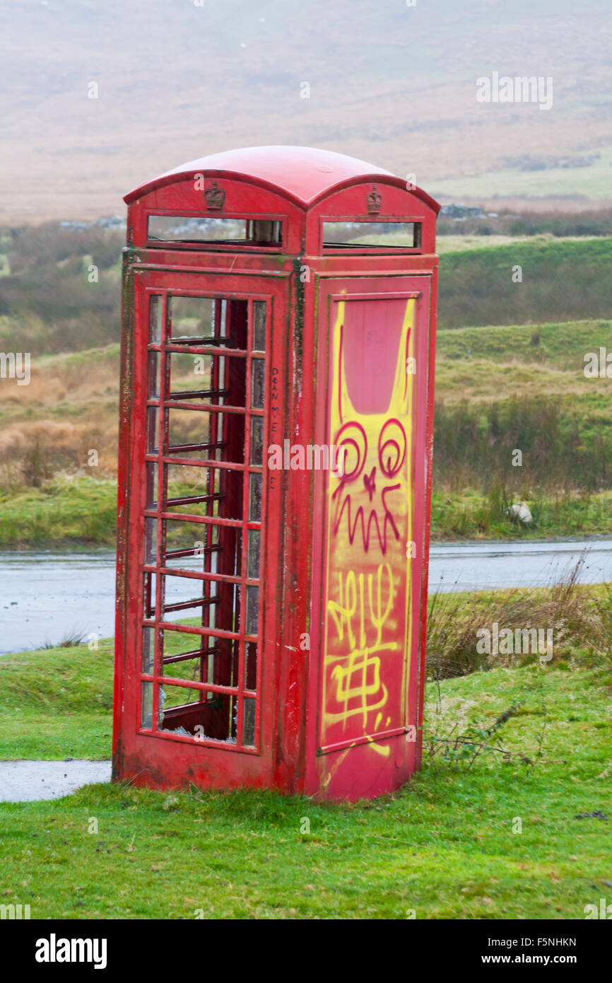 Rovinato abbandonato telefono rosso casella in una posizione rurale isolata nel Mid Wales Regno Unito miglia dalla civiltà nel mese di novembre Foto Stock