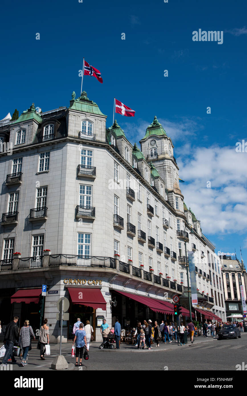 La Norvegia di Oslo, Karl Johans Gate. Grand Hotel, meglio conosciuta come la sede annuale del Premio Nobel per la pace i vincitori del premio. Foto Stock