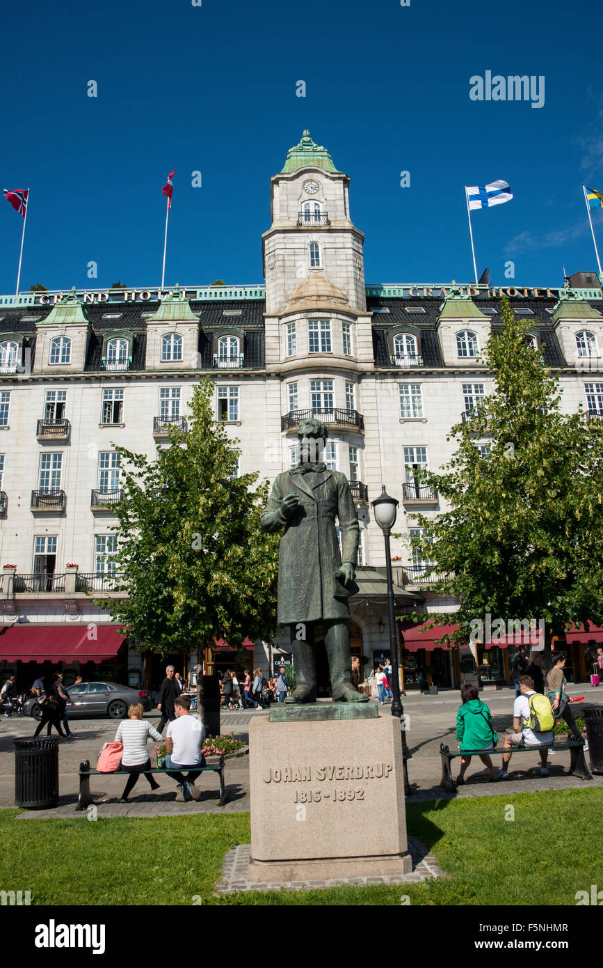 La Norvegia di Oslo, Karl Johans Gate. Statua di Johan Sverdrup nella parte anteriore del Grand Hotel. Foto Stock