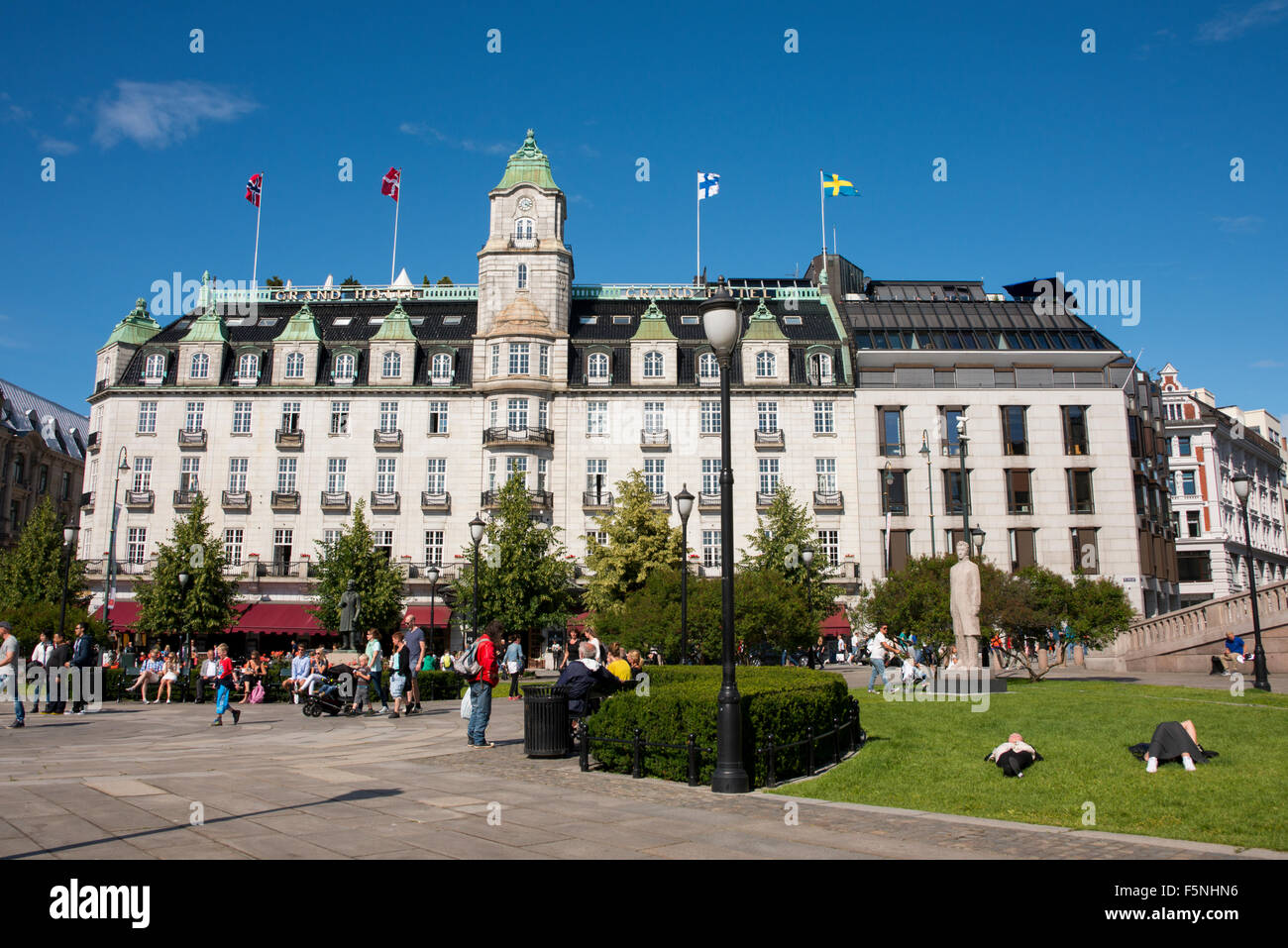 La Norvegia di Oslo, Karl Johans Gate. Grand Hotel, meglio conosciuta come la sede annuale del Premio Nobel per la pace i vincitori del premio. Foto Stock