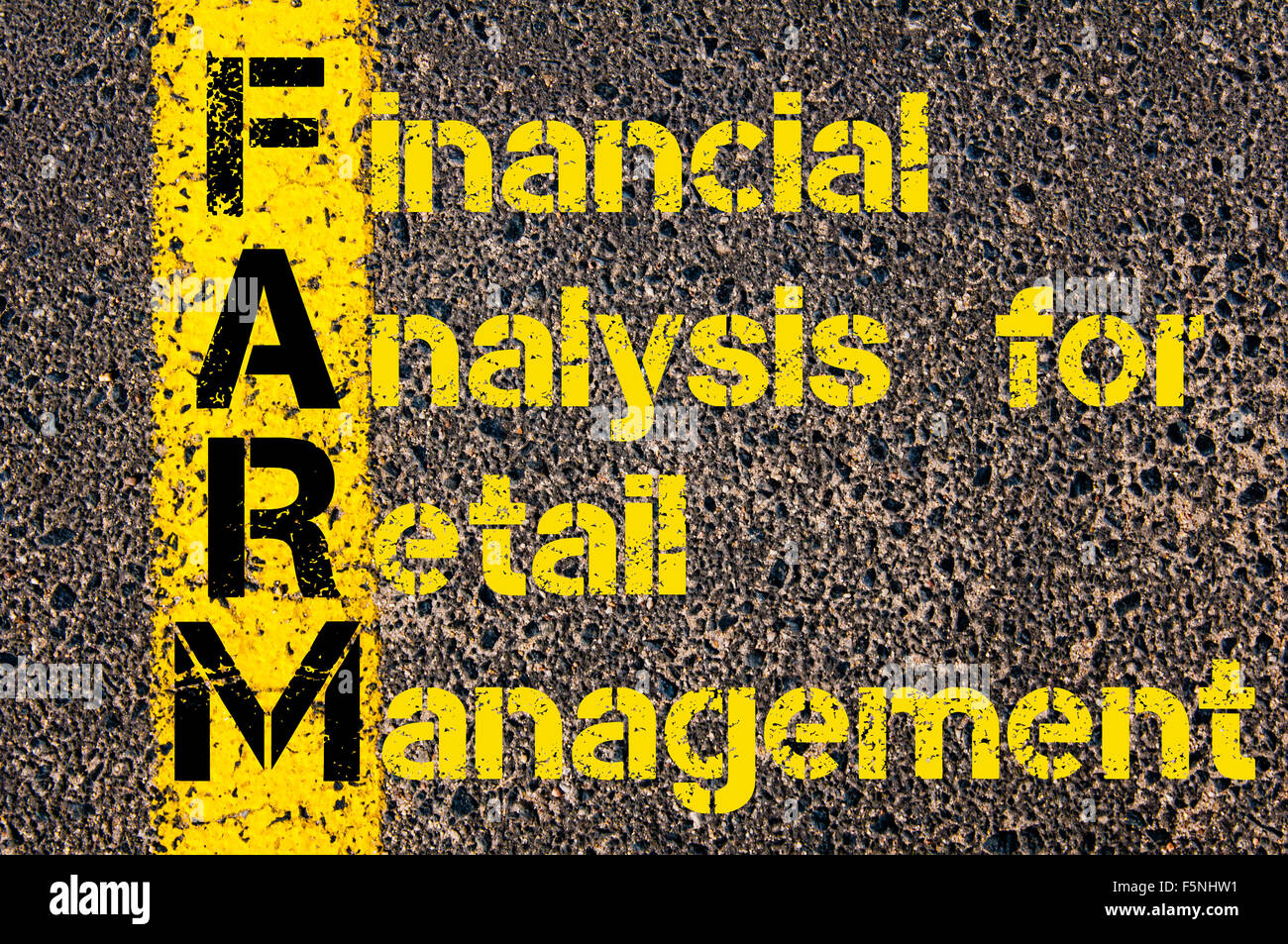 Concetto di immagine del Business acronimo farm come analisi finanziarie per la gestione della vendita al dettaglio ha scritto sopra la segnaletica stradale vernice gialla linea. Foto Stock