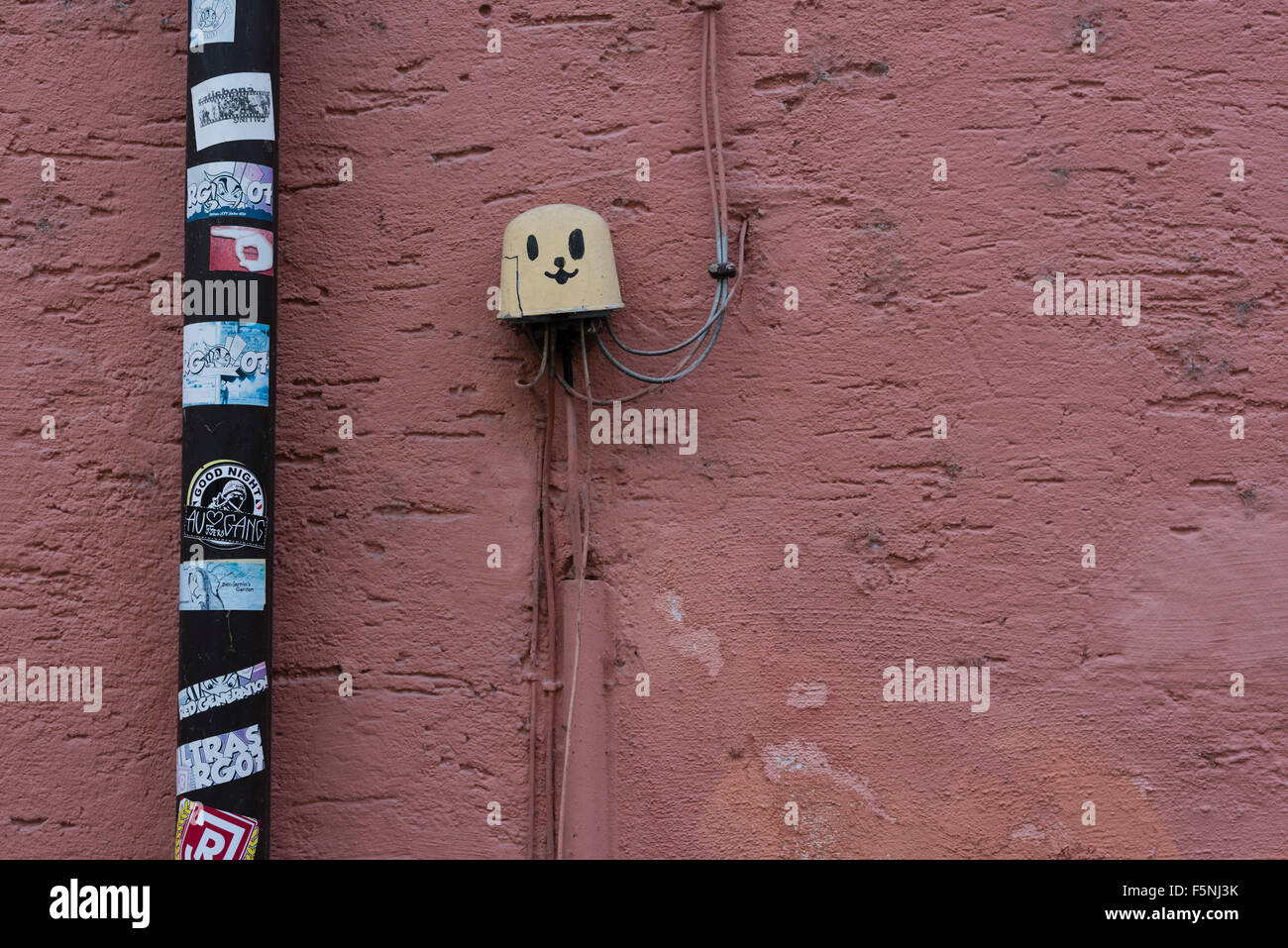 Distributore per cavi elettrici al di fuori al muro di una casa residenziale nella parte vecchia della città di Regensburg, Germania. Foto Stock