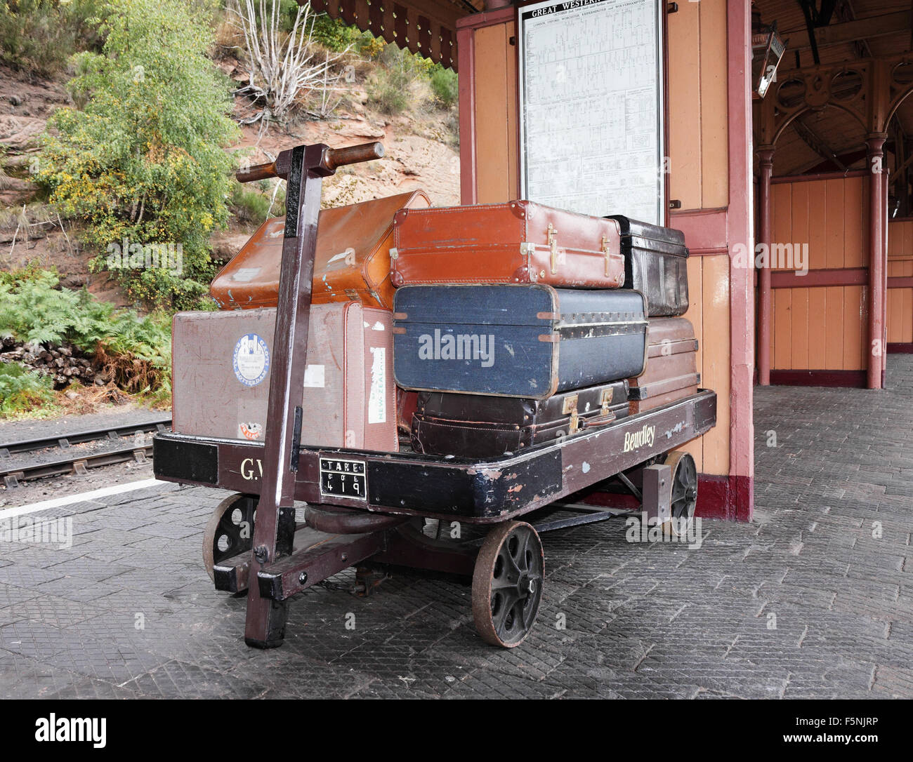 Vista nostalgico della vecchia bagagli su un carrello con piattaforma in Severn Valley Railway a Bewdley stazione in Inghilterra Foto Stock