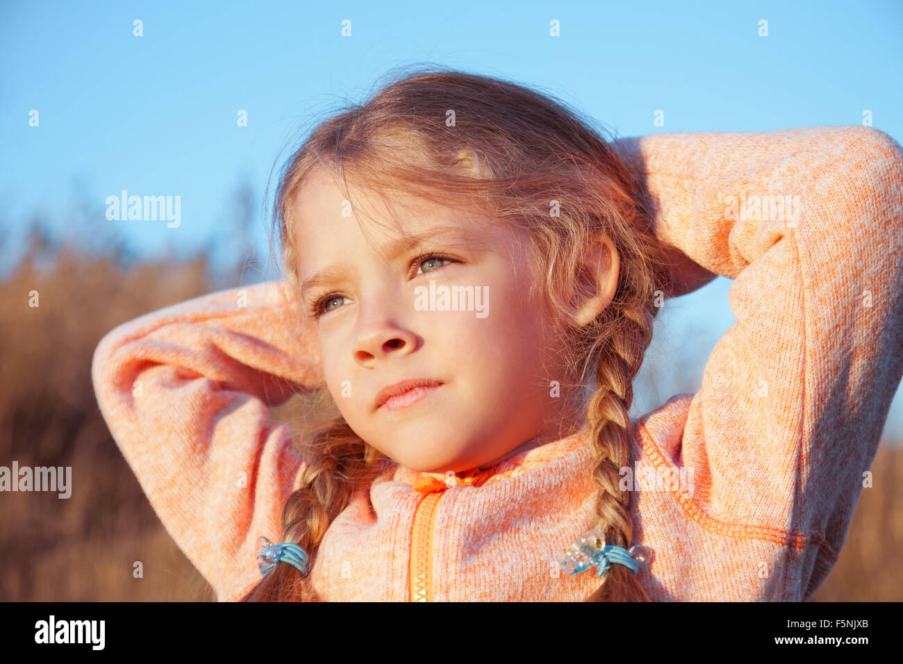 Ritratto di una ragazza con pig-tail closeup su una soleggiata giornata all'aperto Foto Stock