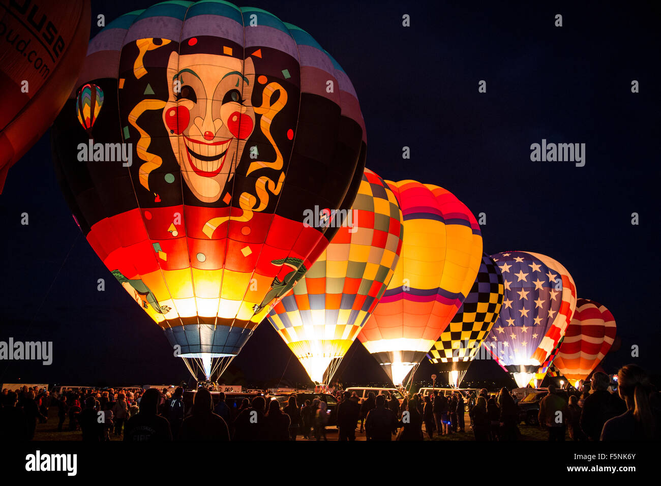 Illuminata colorato i palloni ad aria calda durante il balloon Glow, Albuquerque International Balloon Fiesta di Albuquerque, Nuovo Messico USA Foto Stock