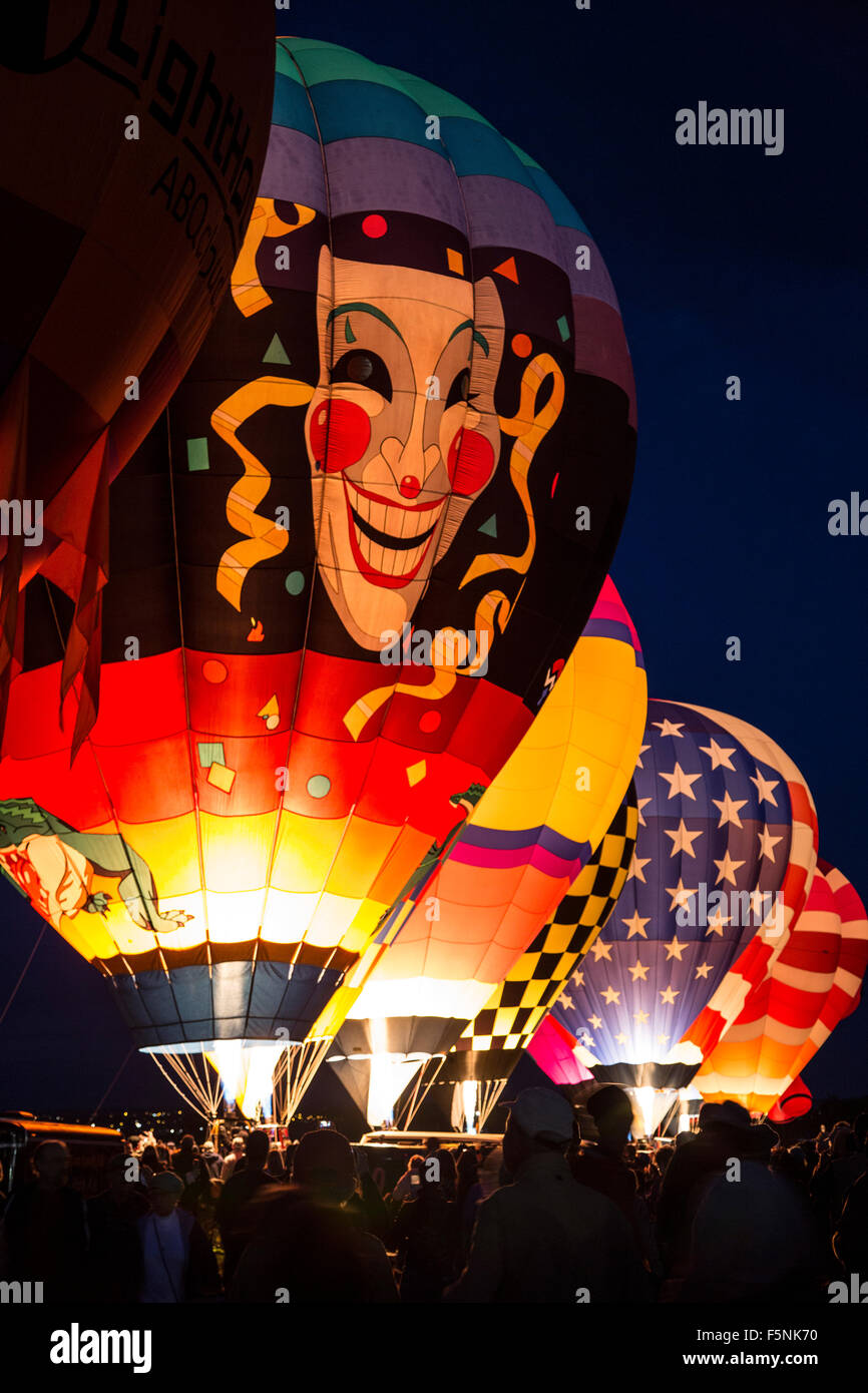 Illuminata colorato i palloni ad aria calda durante il balloon Glow, Albuquerque International Balloon Fiesta di Albuquerque, Nuovo Messico USA Foto Stock