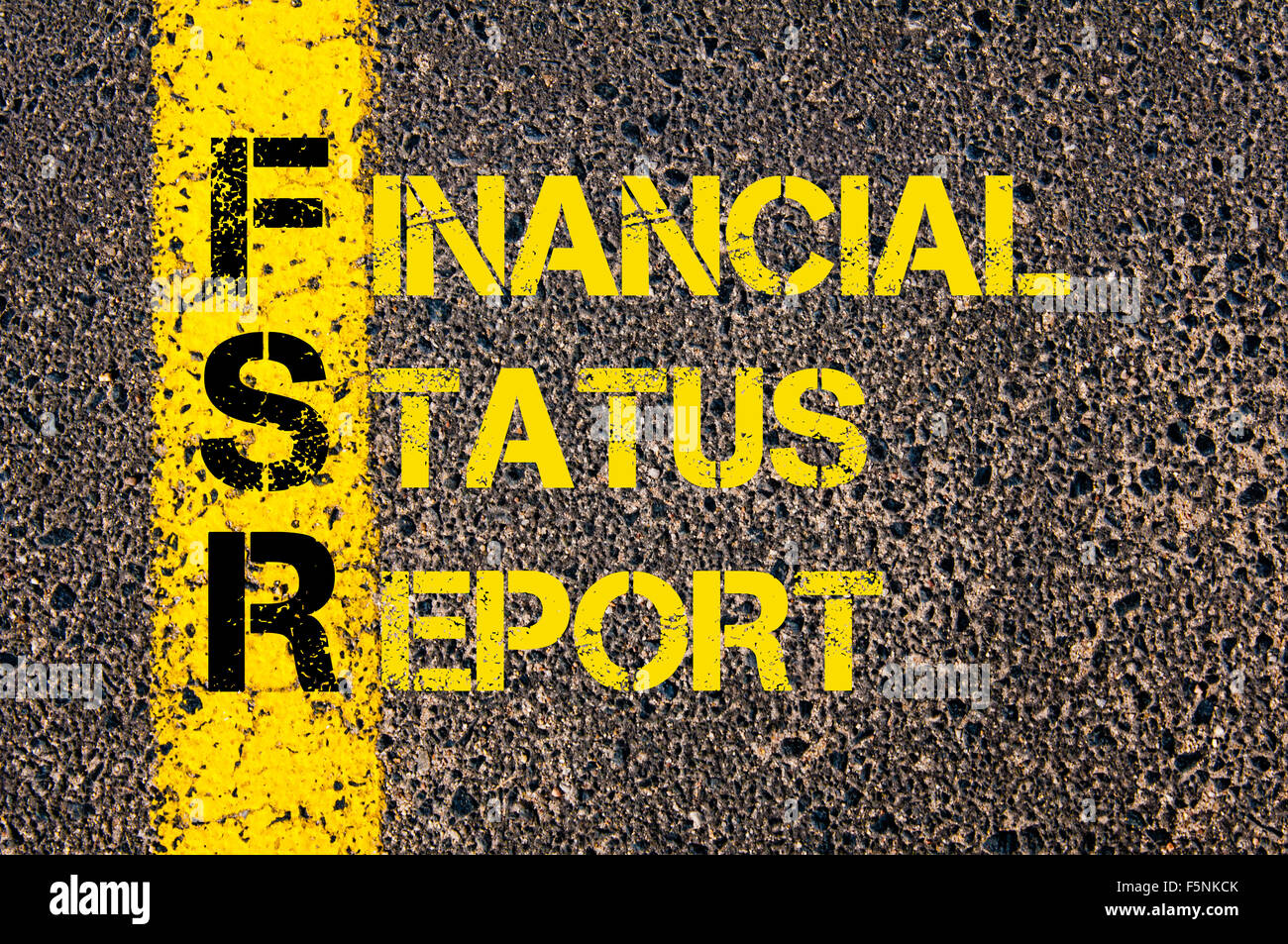 Concetto di immagine del Business acronimo FSR come stato finanziario rapporto scritto sopra la segnaletica stradale vernice gialla linea. Foto Stock