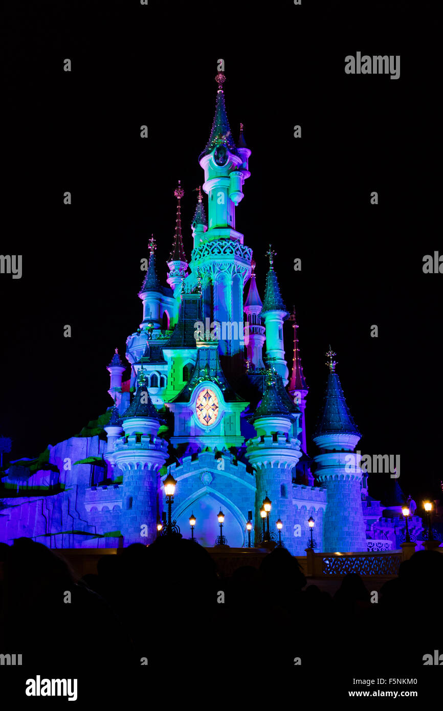 Sleeping Beauty Castle, Fantasyland Disneyland Paris theme park, Marne-la-Vallée, Île-de-France, Francia in notturna Foto Stock