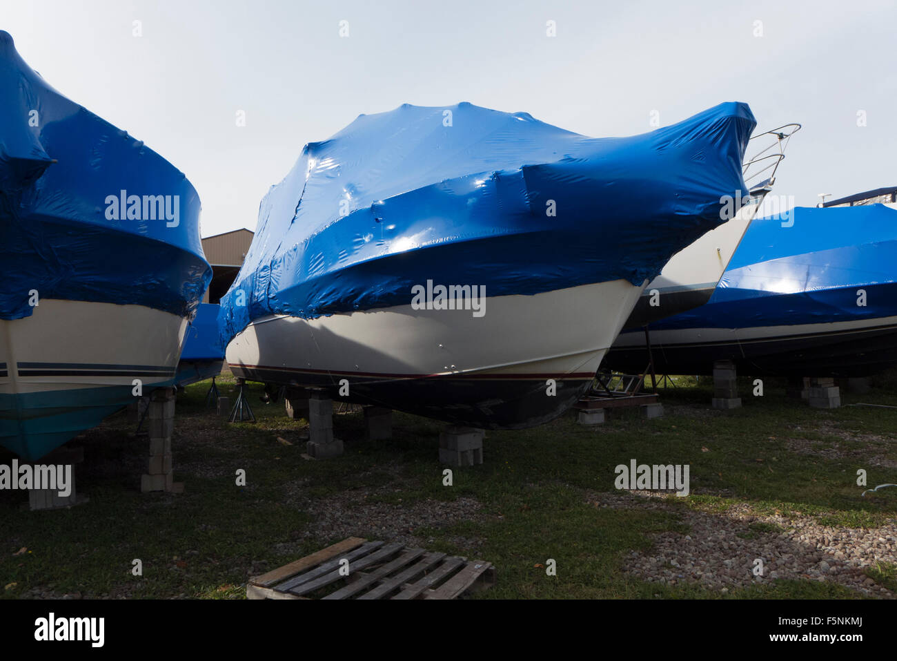 Imbarcazioni da diporto memorizzato per l'inverno. Foto Stock