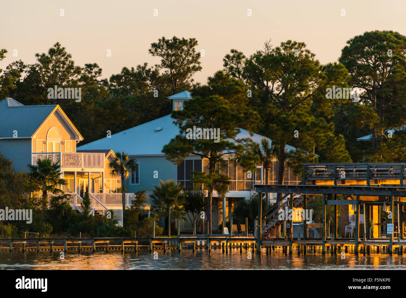 Case lungo la baia di lupo nei pressi di cetacei crociere dock, Orange Beach, Alabama. Foto Stock