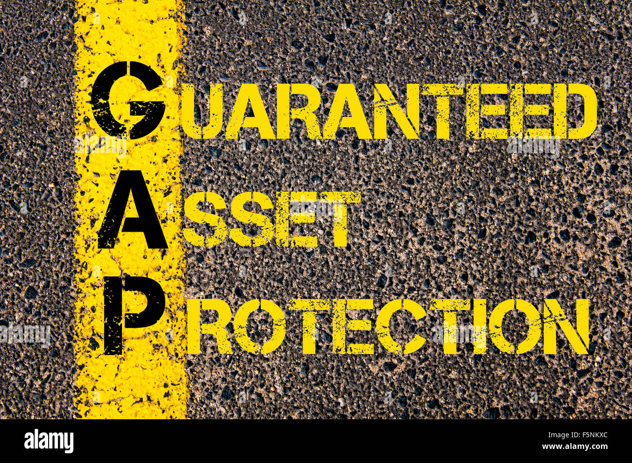 Concetto di immagine del Business acronimo GAP Come garantite la protezione degli asset scritto oltre la segnaletica stradale vernice gialla linea. Foto Stock