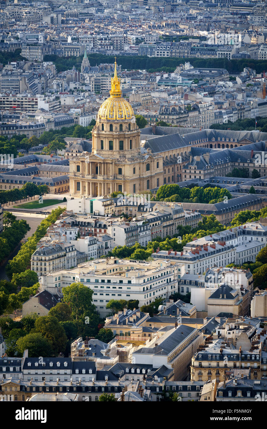 Vista aerea del gold dome di Les Invalides si ergono al di sopra i tetti del settimo arrondissement, sulla riva sinistra di Parigi, Francia Foto Stock