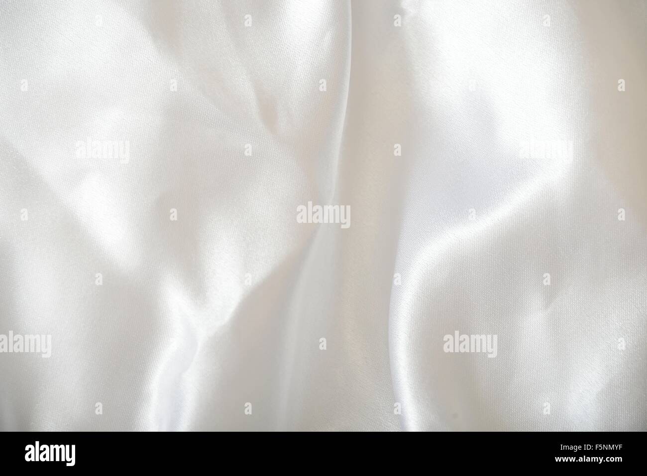Sfondo bianco (tessuto satin con pieghe) Foto Stock