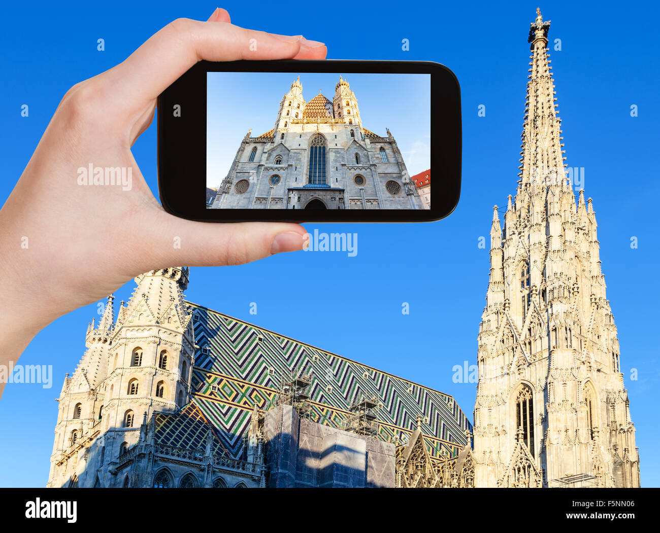 Concetto di viaggio - tourist istantanea di Stephansdom (Cattedrale Santo Stefano) a Vienna sullo smartphone Foto Stock