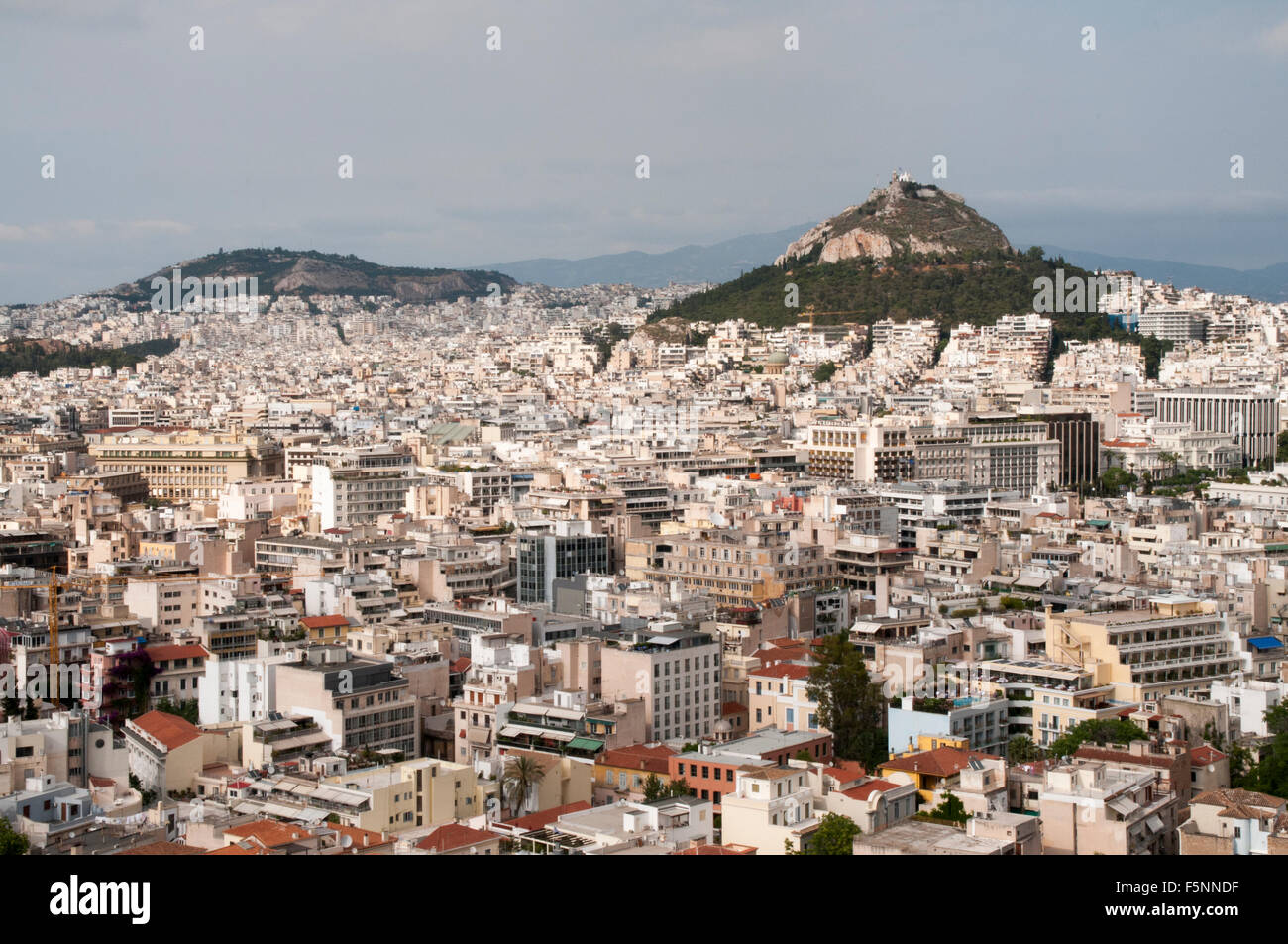 Atene è con quasi tre milioni di abitanti la capitale e la città più grande  della Grecia. La città vecchia è ancora in pieno boom Foto stock - Alamy