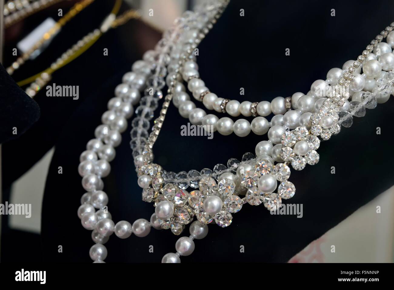 Bigiotteria e gioielli di nozze. brillante collana e cordone intorno al collo Foto Stock
