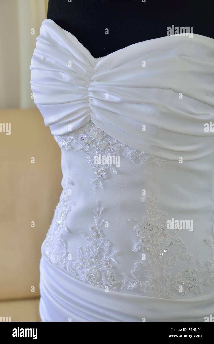 La cucitura di abiti da sposa (cucitura per i negozi) Foto Stock