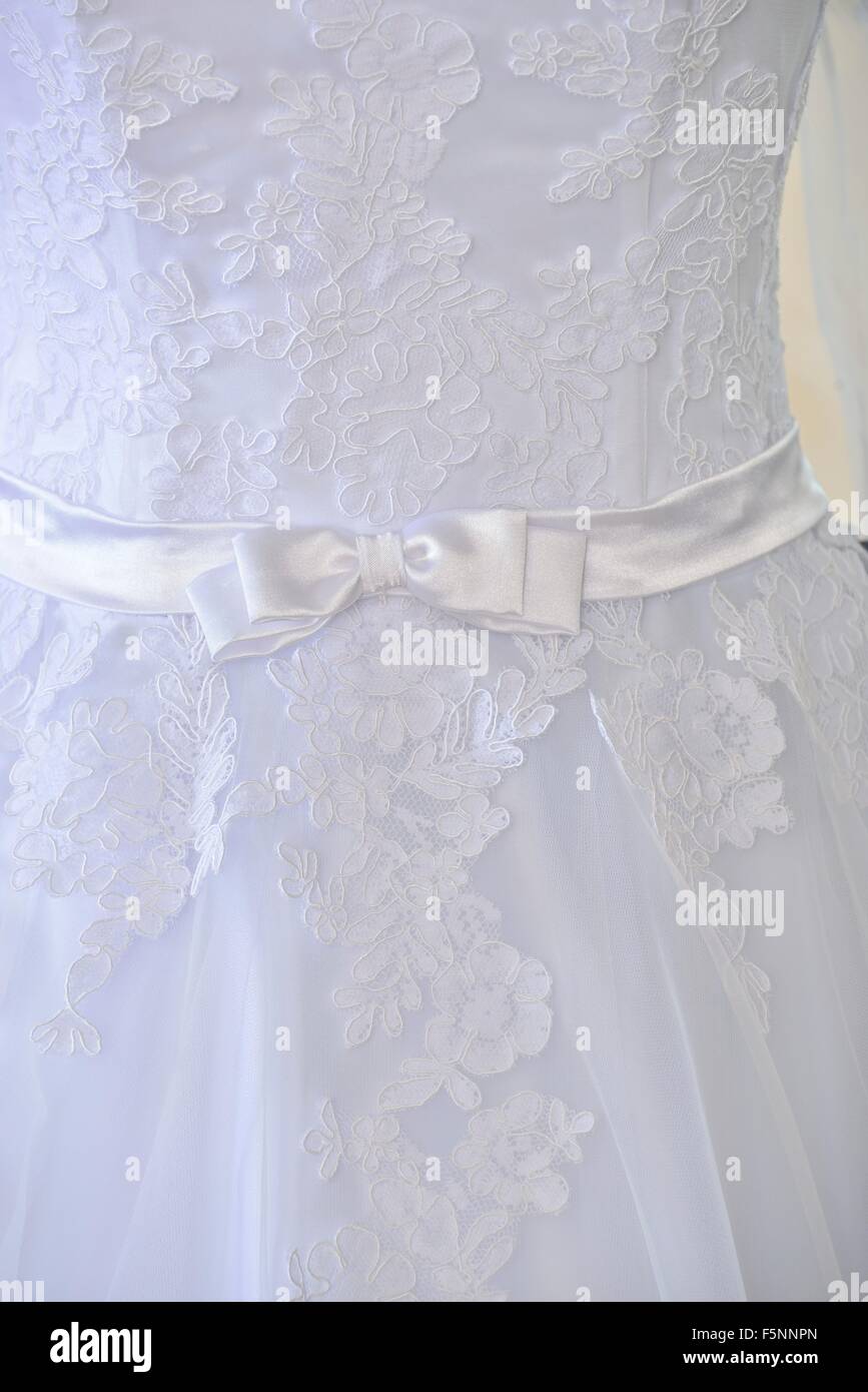 Nastro bianco e arco sul pizzo bianco abiti da sposa Foto Stock