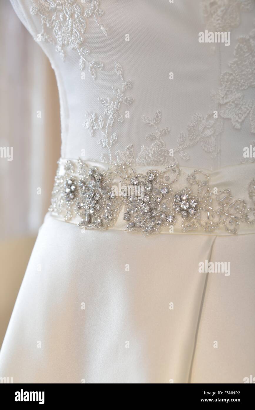 Parte di abito da sposa (ricamo su stoffa con perline) Foto Stock