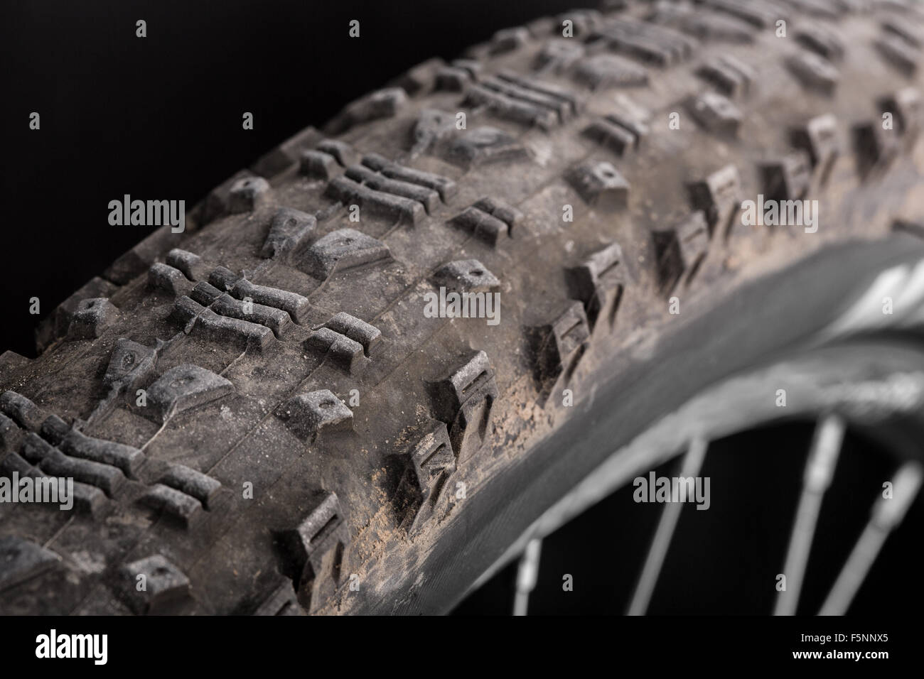 Terreni fangosi pneumatico di una bicicletta di montagna Foto Stock