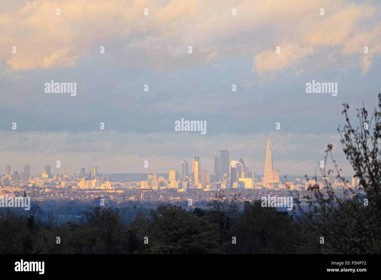 Epsom Downs, Surrey. Il 7 novembre 2015. Dopo un giorno di pioggia e vento di tempesta finalmente approvata appena prima del tramonto, con il sole la colata di una luce calda sopra la città di Londra, come visto da Epsom Downs. Credito: Julia Gavin UK/Alamy Live News Foto Stock