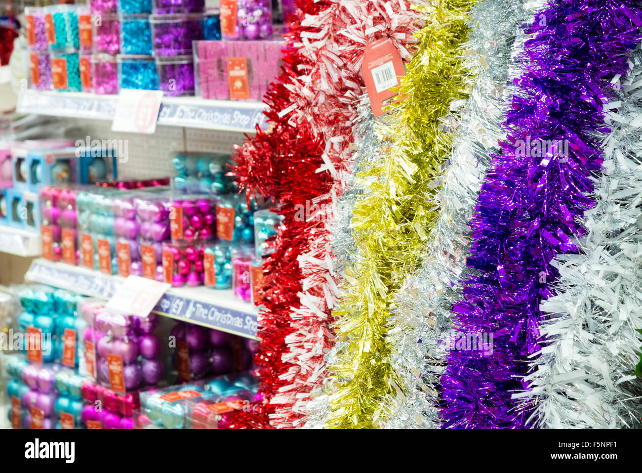 Tinsel & decorazioni di Natale per la vendita in un negozio, UK. Foto Stock