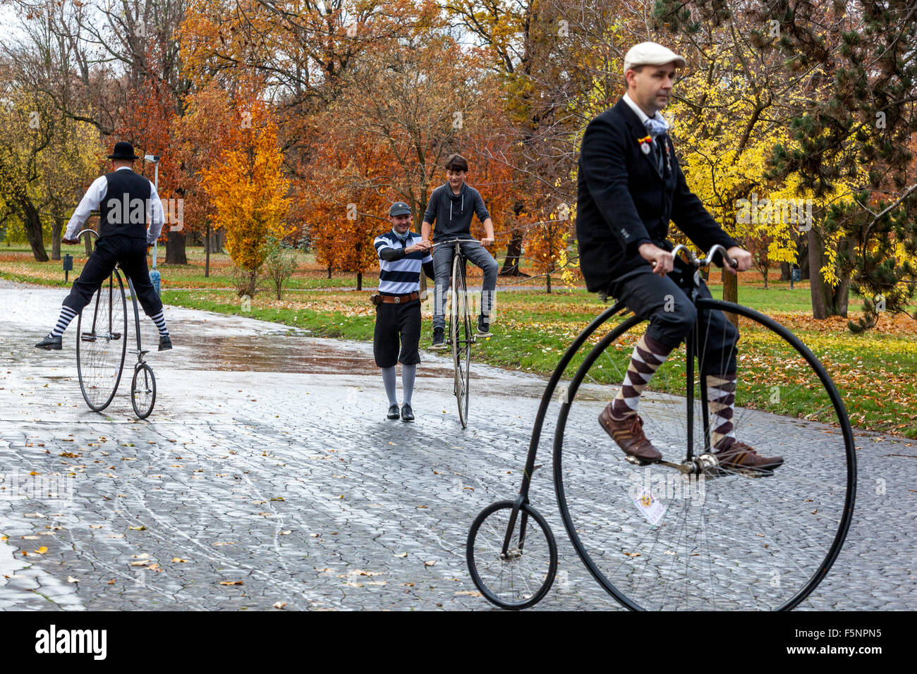 Penny Farthing corsa in bicicletta in abbigliamento storico Praga Repubblica Ceca tradizionale corsa della città Foto Stock