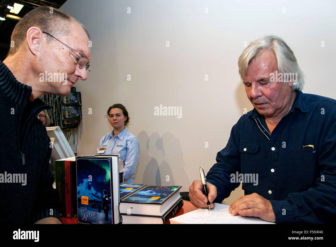 Copenhagen, Danimarca, Novembre 7th, 2015. Autore svedese Jan Guillou (stadio) firmare il suo nuovo libro "Blå Stjerne' (leggi: Blue Star) per una ventola a Copenaghen salone. Credito: OJPHOTOS/Alamy Live News Foto Stock