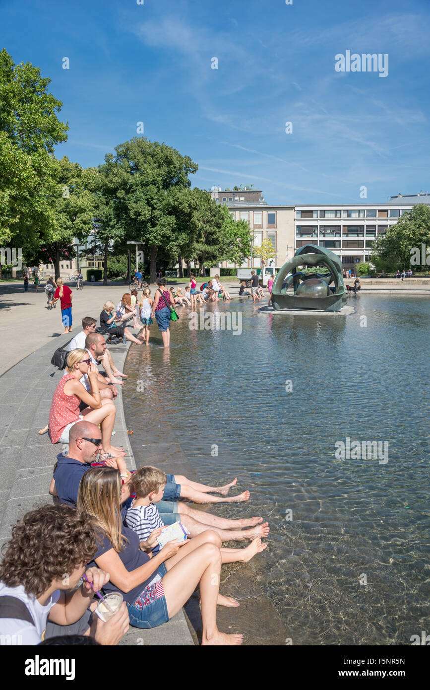 WIEN-AGOSTO1:persone il raffreddamento nella fontana in Karlsplatz Karlskirche anteriore su agosto 1, 2015 in Wien Foto Stock