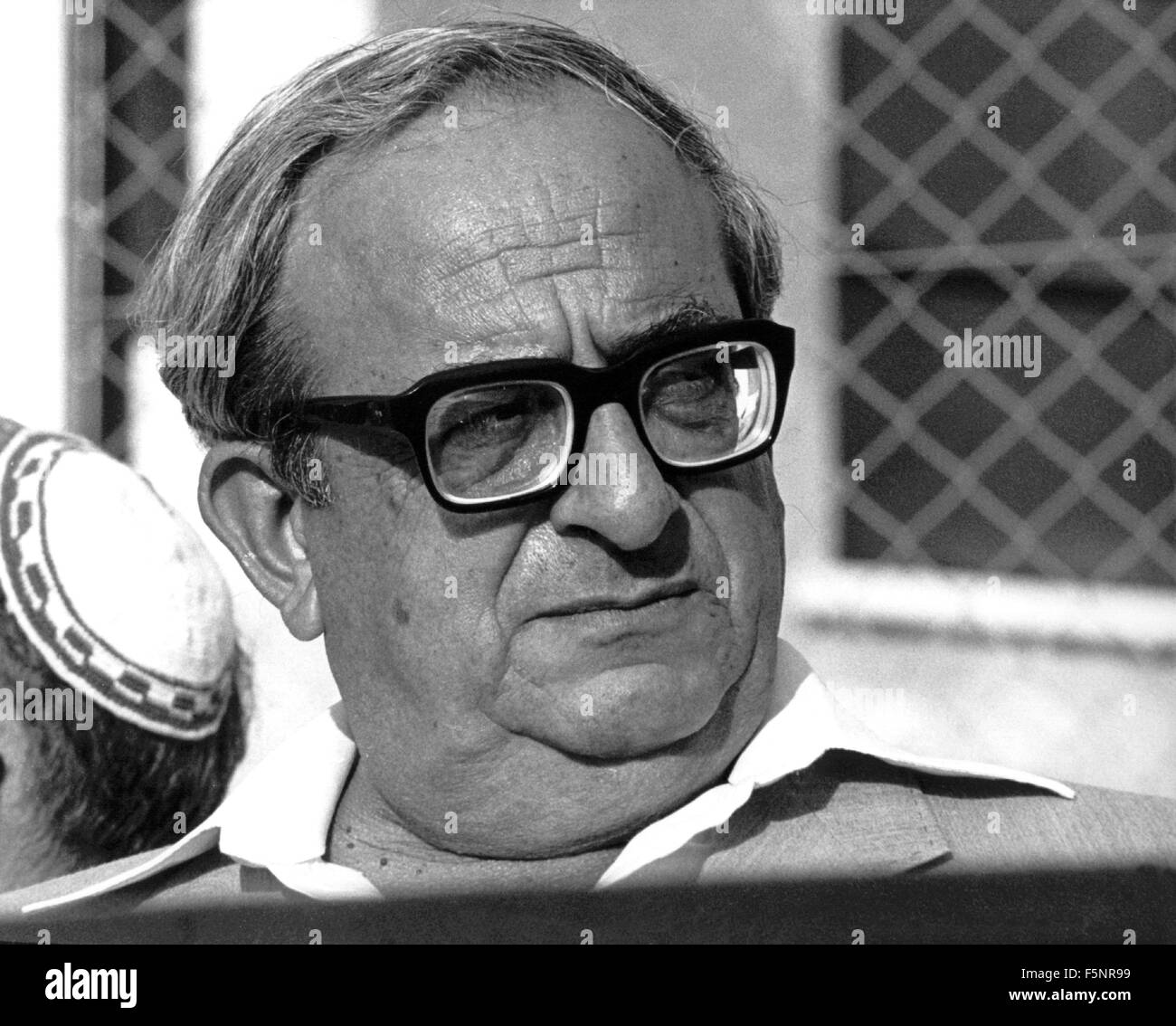 Un file immagine resi disponibili su 07 Novembre 2015 mostra Yitzhak Navon, che ha servito come Presidente israeliano dal 1978 al 1983, frequenta l'apertura di un Villaggio SOS vicino a Arad, Israele, 27 ottobre 1981. Navon nacque a Gerusalemme, Israele, il 19 aprile 1921. Foto: Istvan Bajzat/dpa Foto Stock Un file immagine resi disponibili su 07 Novembre 2015 mostra Yitzhak Navon, che ha servito come Presidente israeliano dal 1978 al 1983, frequenta l'apertura di un Villaggio SOS vicino a Arad, Israele, 27 ottobre 1981. Navon nacque a Gerusalemme, Israele, il 19 aprile 1921. Foto: Istvan Bajzat/dpa Foto Stock