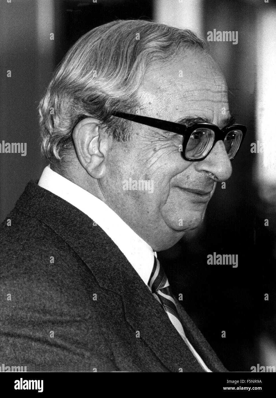 FILE - un file immagine resi disponibili su 07 Novembre 2015 mostra Yitzhak Navon, che ha servito come Presidente israeliano dal 1978 al 1983, come egli annuncia il suo ritiro dalla politica in Gerusalemme, Israele, 16 gennaio 1983. Navon nacque a Gerusalemme, Israele, il 19 aprile 1921. Foto: UPI/dpa Foto Stock FILE - un file immagine resi disponibili su 07 Novembre 2015 mostra Yitzhak Navon, che ha servito come Presidente israeliano dal 1978 al 1983, come egli annuncia il suo ritiro dalla politica in Gerusalemme, Israele, 16 gennaio 1983. Navon nacque a Gerusalemme, Israele, il 19 aprile 1921. Foto: UPI/dpa Foto Stock