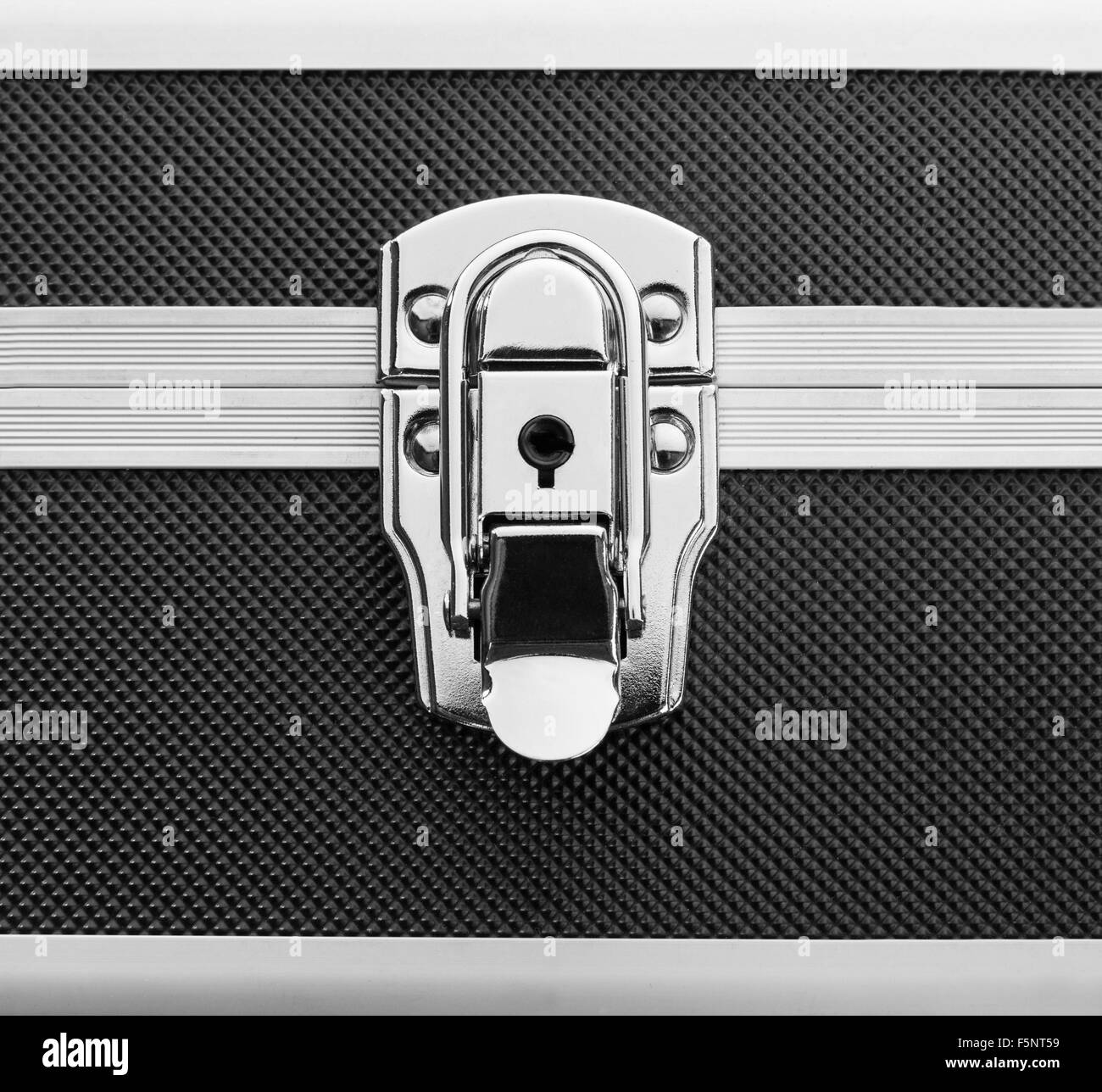 Primo piano della serratura di una valigetta metallica Foto Stock