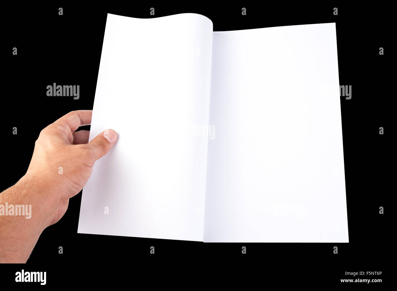 Bianco di lettura aperto libro vuoto. Isolato su nero Foto Stock