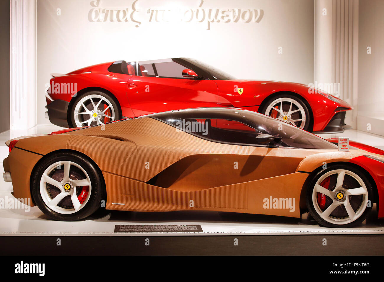 Una Ferrari F12 Trs Fondo E La Ferrari Maquette Di Stile 12 Dalla Ferrari Centro Per Lo Styling Questo E Un Fattore Di Scala 1 1 Mode Foto Stock Alamy