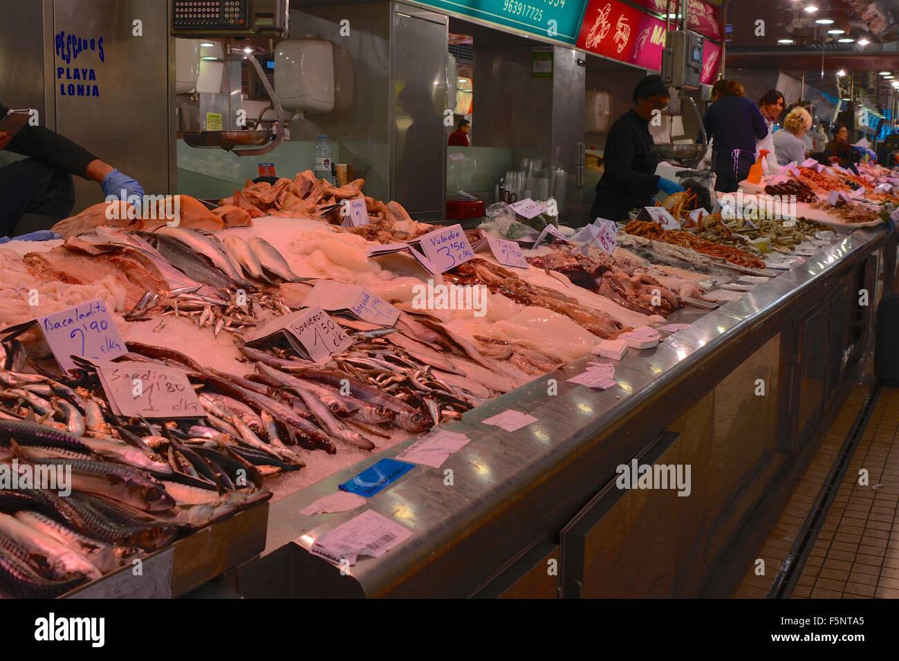 Mercato Centrale edificio a Valencia in Spagna. Pescivendolo / negozio di pesce con le persone Foto Stock