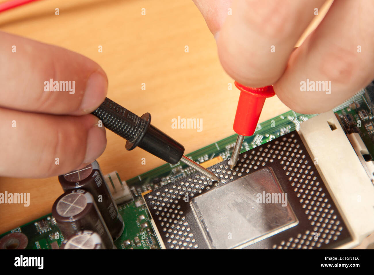 Esaminando il processore per computer Foto Stock