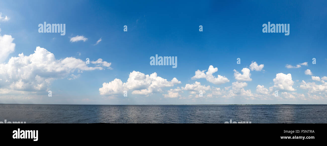 Orizzonte liscio tra mare e cielo blu con nuvole Foto Stock