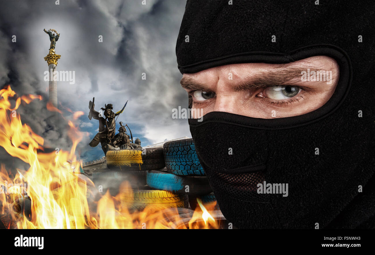 L'uomo gravi in un passamontagna maschera contro la masterizzazione di  Maidan ucraino Foto stock - Alamy