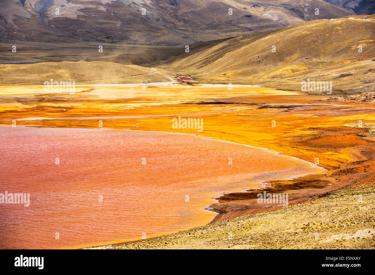 Laguna Miluni è un serbatoio alimentato da acqua di disgelo glaciale dal picco andino di Huayna Potosi sulle Ande boliviane. Come clima ch Foto Stock
