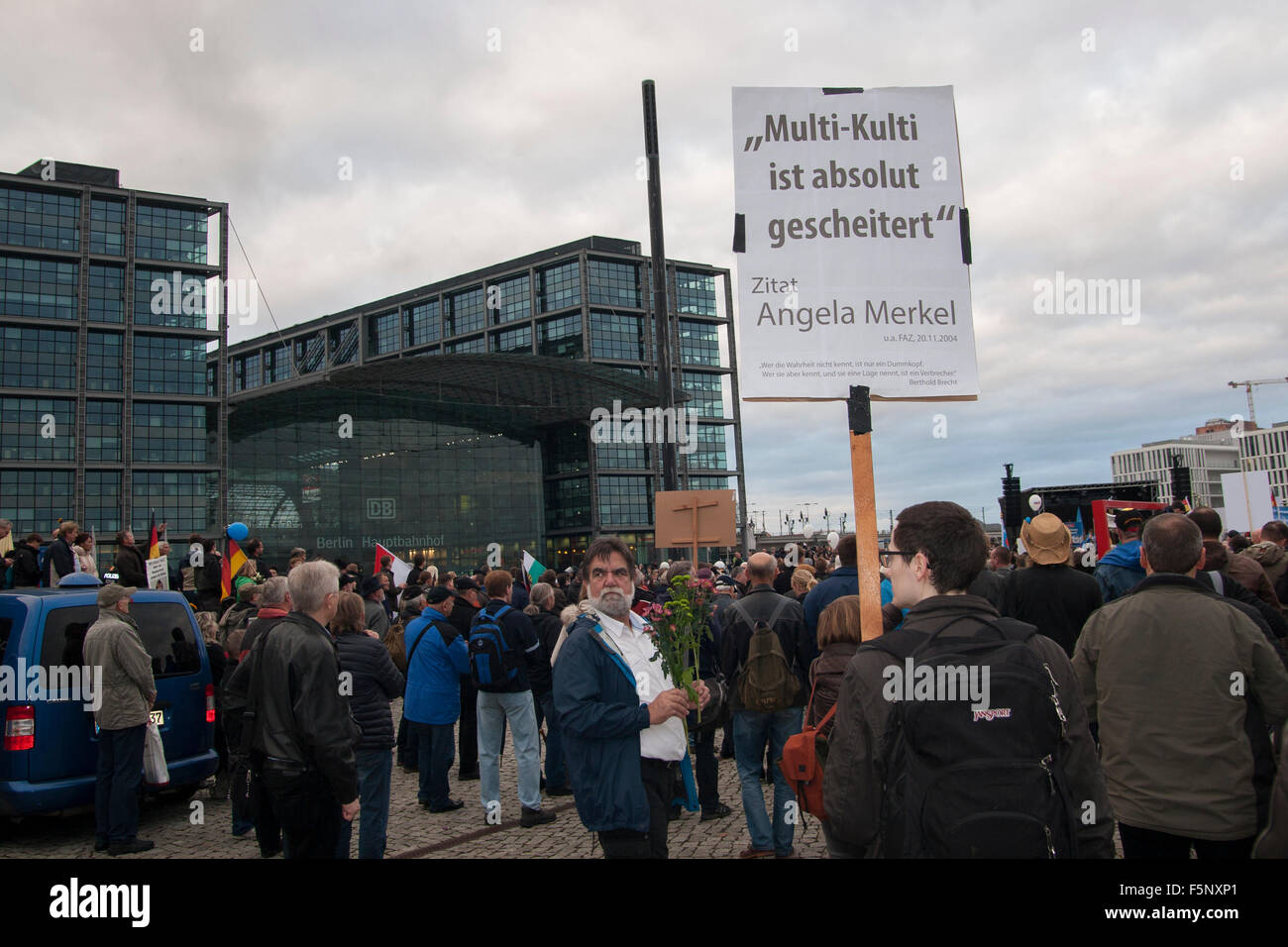 Berlino, Germania. 07 Nov, 2015. Dimostrazione da parte tedesca AfD a Berlino, Germania. La manifestazione si è conclusa a Berlino la stazione ferroviaria principale. Foto Stock