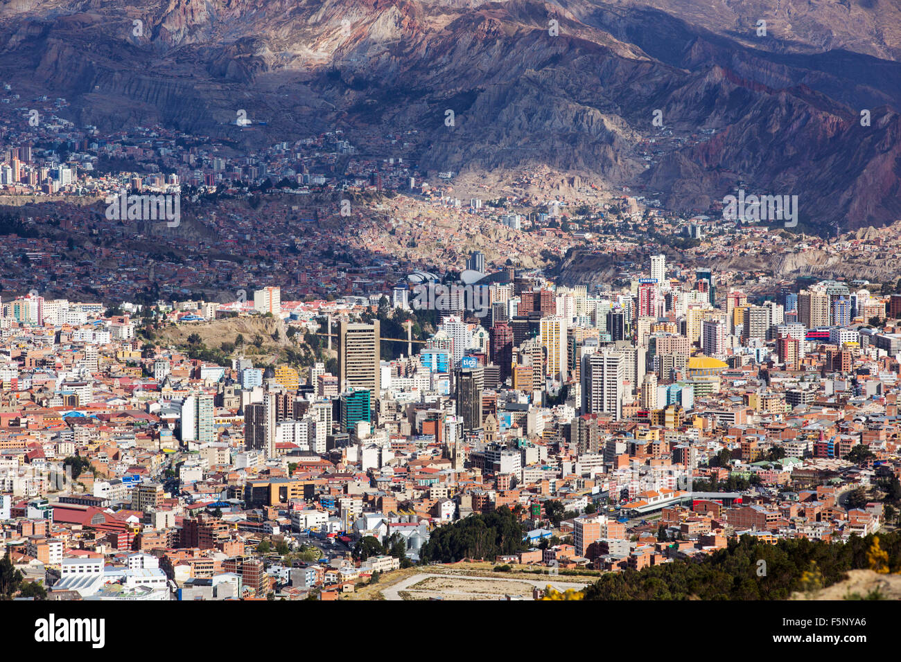La città di La Paz da El Alto in Bolivia. Foto Stock