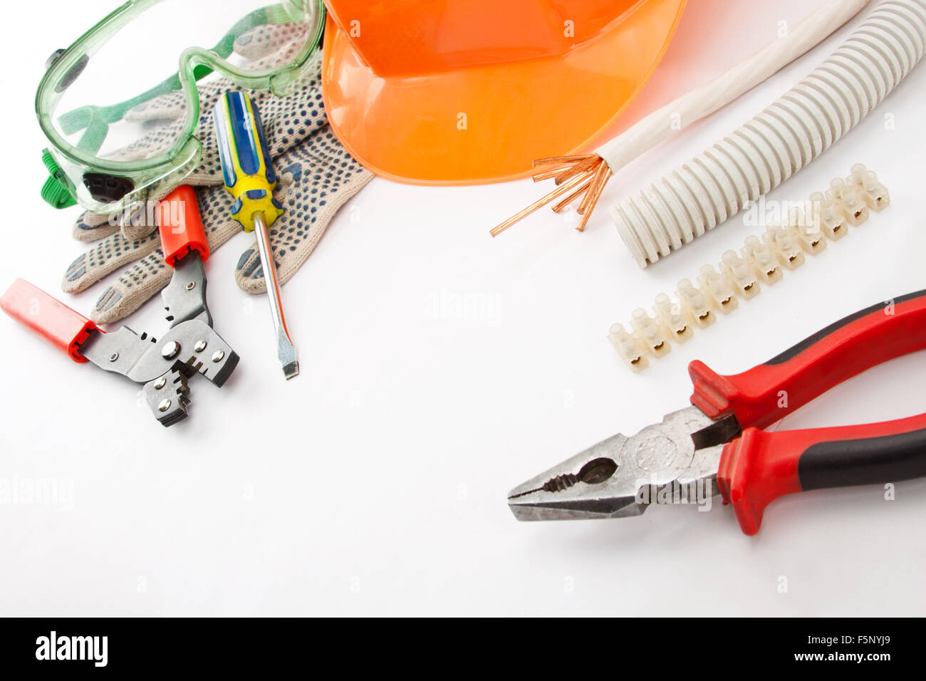 Per elettricista strumenti. Hardhat, pinze, cavi, taglierina, ecc. Foto Stock