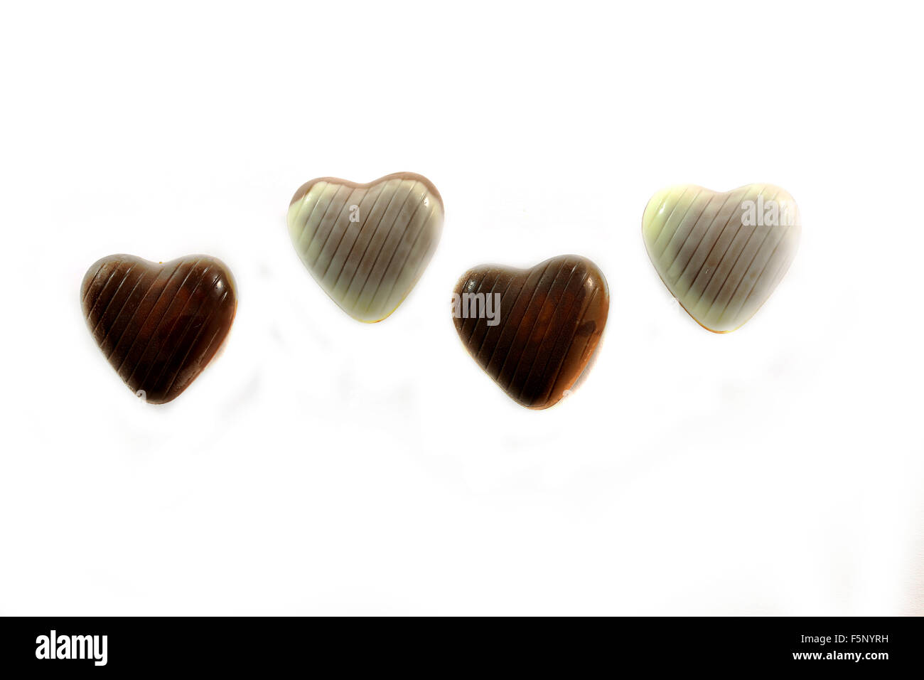 Gustosi cioccolatini close-up fotografato su sfondo bianco Foto Stock