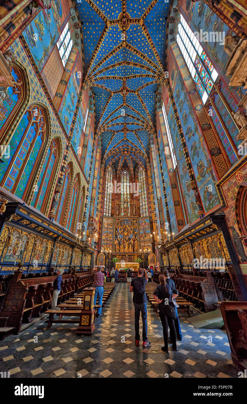 Interior shot con la ricca decorazione della chiesa della Madonna Assunta in cielo o St. Mary's Basilica sulla piazza del mercato di Cracovia Foto Stock