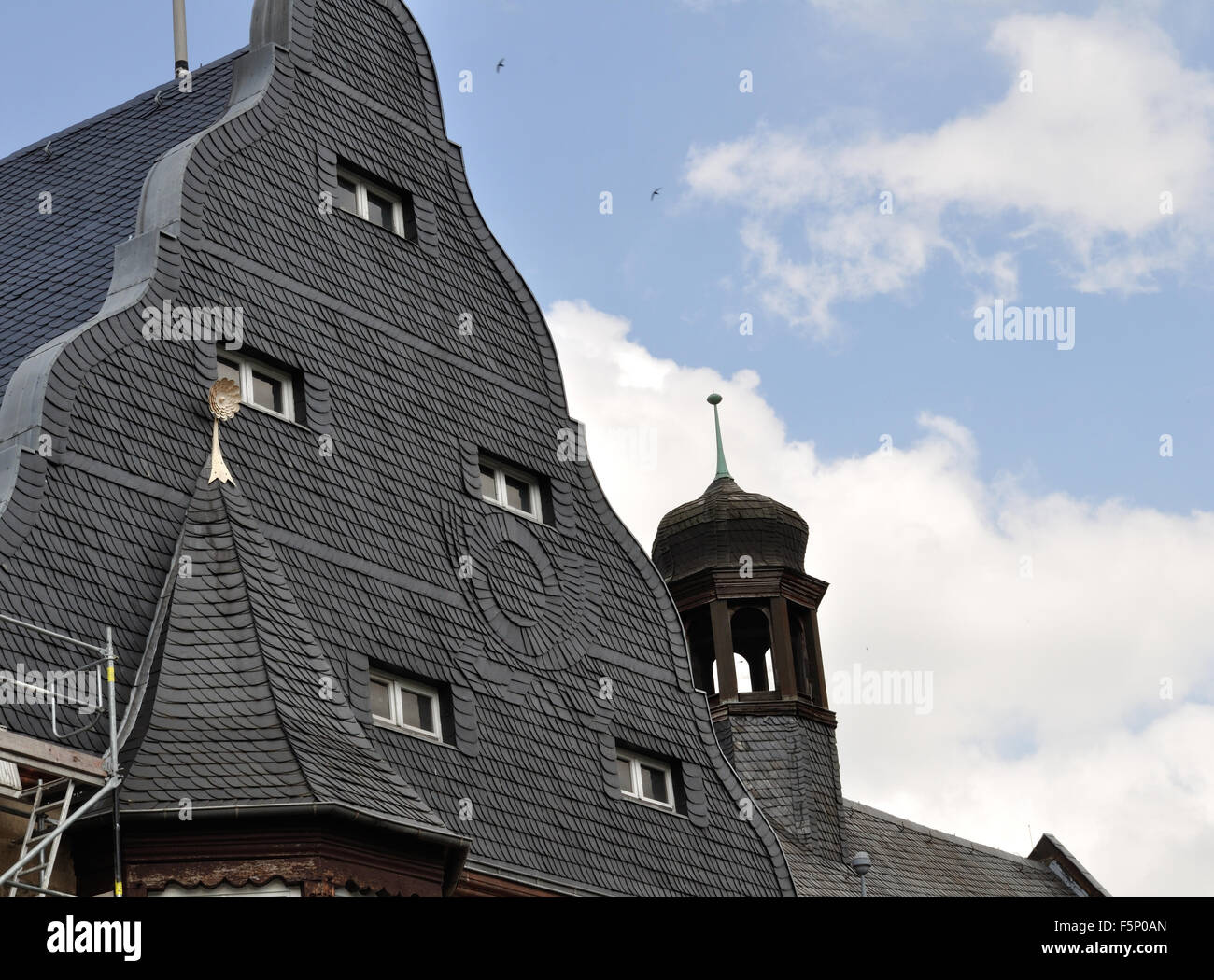 Attraente slate-hung facciata del vecchio ufficio postale di Traben-Trarbach, Germania, con una rappresentazione della Bundespost emblema Foto Stock