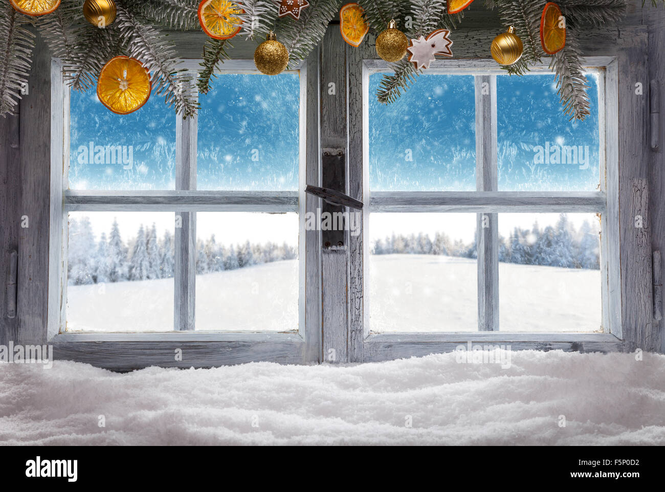 Vintage finestra in legno si affacciano sul panorama invernale Foto Stock