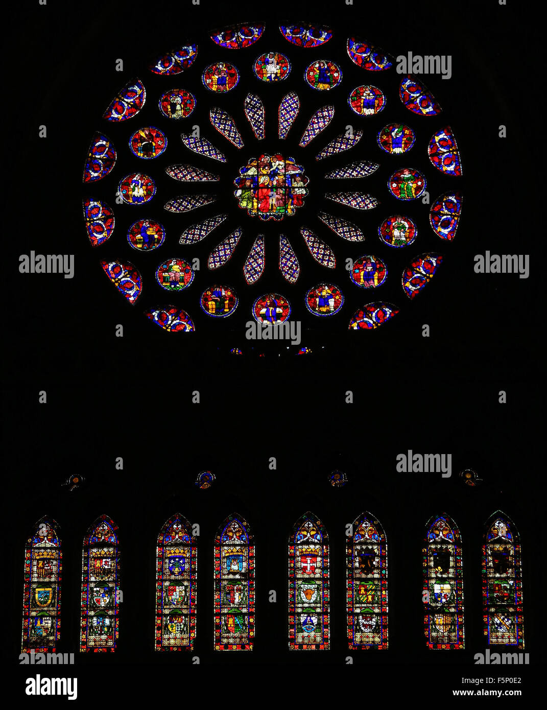 LEON, Spagna - 12 agosto 2014: il vetro macchiato rosone nella cattedrale di Leon in Castiglia e Leon, Spagna. Foto Stock