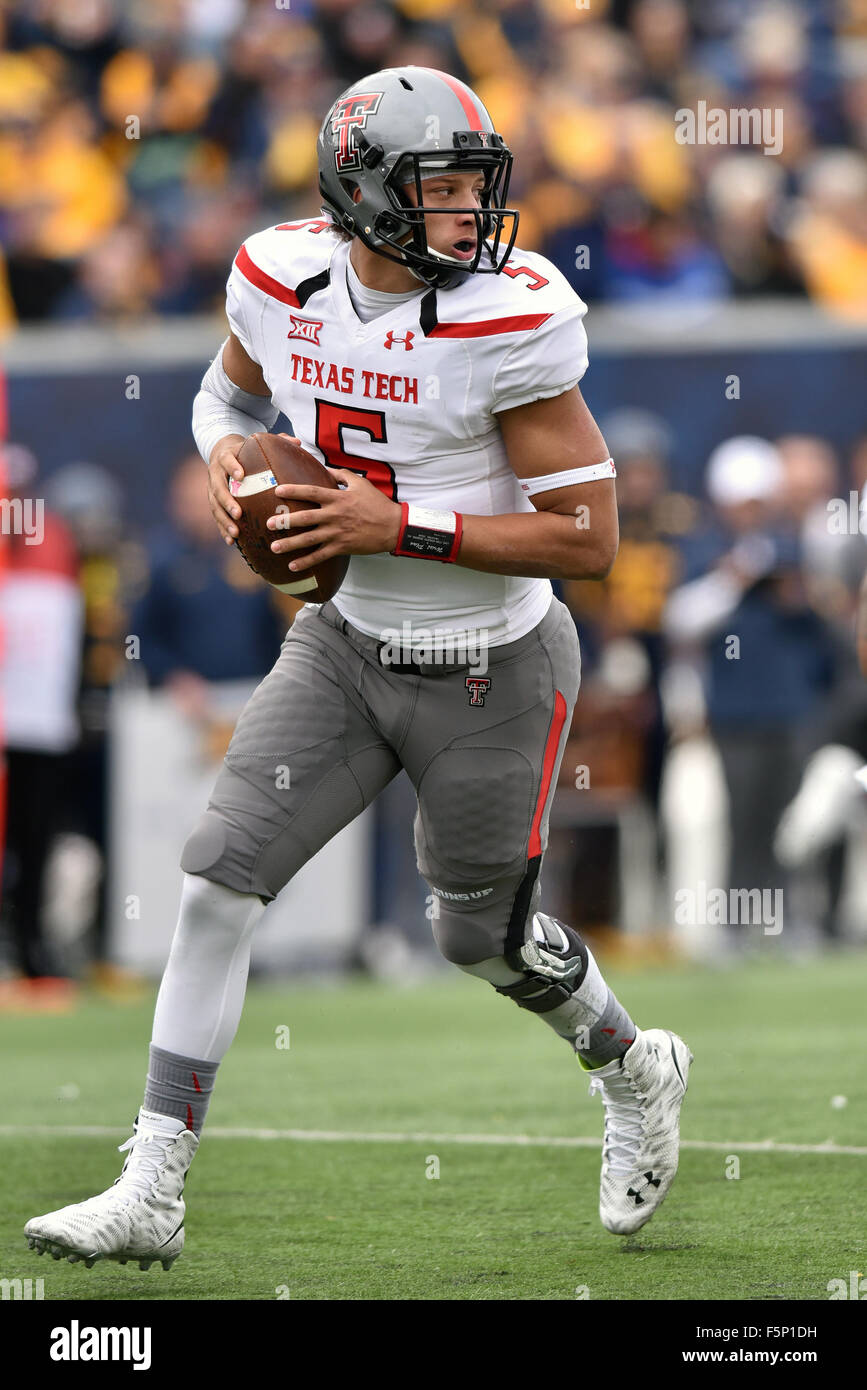 Morgantown, West Virginia, USA. 7 Nov, 2015. Texas Tech Red Raiders quarterback PATRICK MAHOMES (5) rotola fuori cercando di passare nel corso di una grande conferenza 12 del gioco del calcio giocato al campo alpinista a Milano Puskar Stadium di Morgantown WV. WVU beat Texas Tech da 31-26. Credito: Ken Inness/ZUMA filo/Alamy Live News Foto Stock