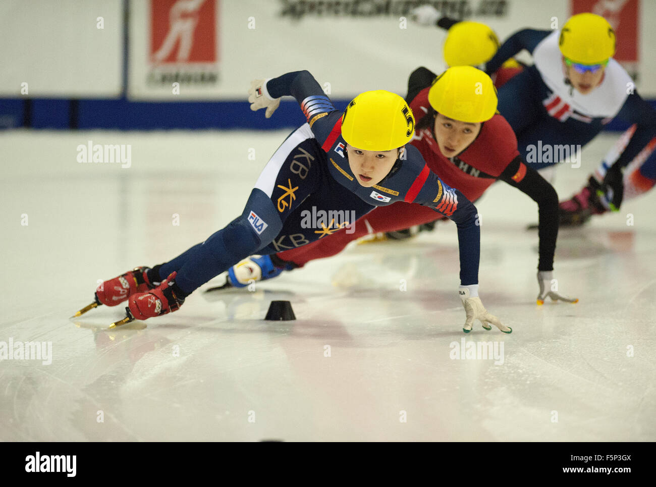 Toronto, Canada. 7 Novembre 2015: ISU WORLD CUP Short Track, Toronto - Do Hee Noh (55) (KOR) compete alle semifinali in campo femminile 1500m. Foto: Peter Llewellyn/Alamy Live News Foto Stock