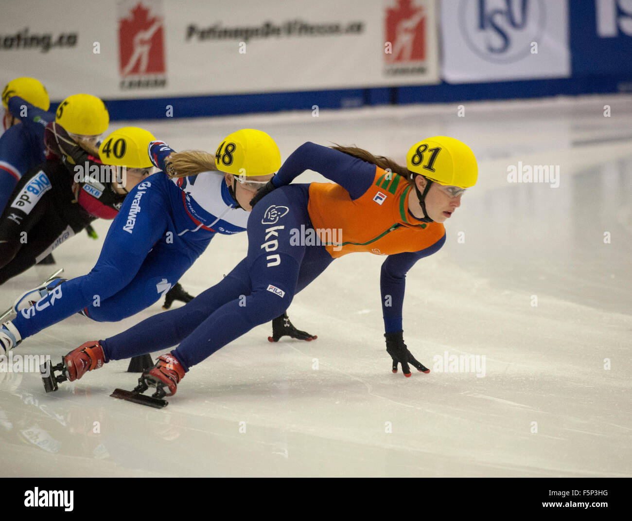 Toronto, Canada. 7 Novembre 2015: ISU WORLD CUP Short Track, Toronto - Suzanne Schulting (81) (NED) compete in campo femminile 1500m B-finale. Foto: Peter Llewellyn/Alamy Live News Foto Stock